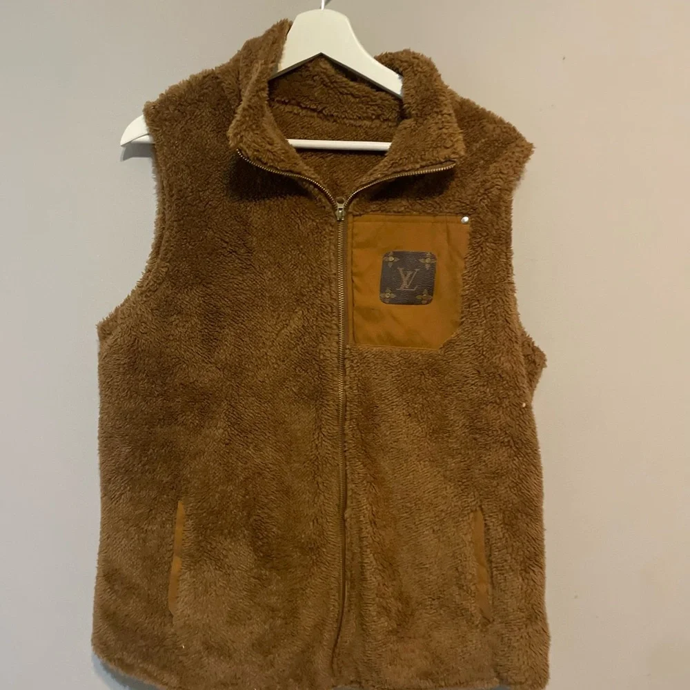 Brown Fleece Teddy adult Vest with emblem on front L/XL‎